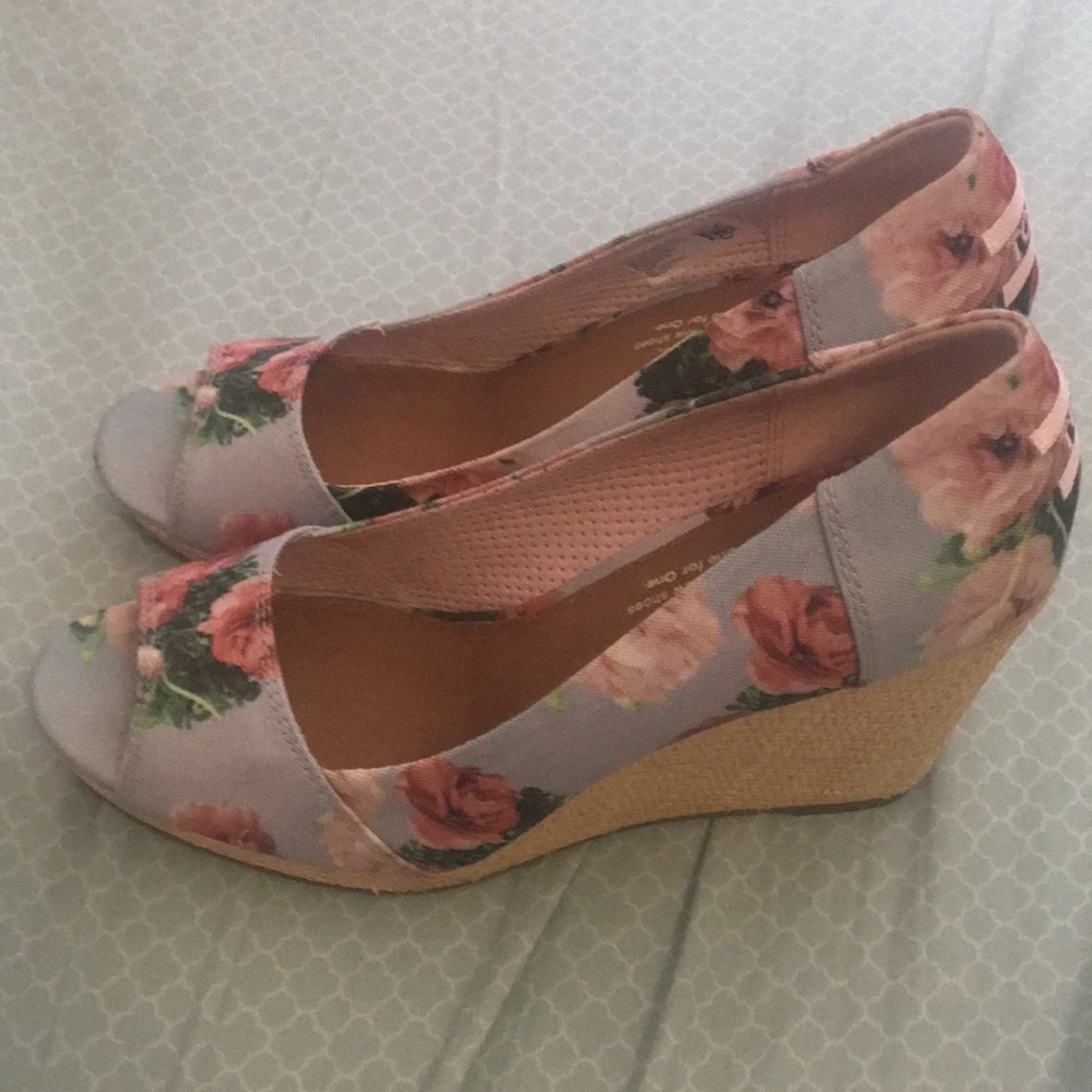 Tom size 7  floral wedges